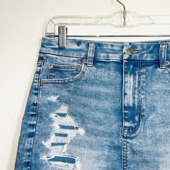 American Eagle Curvy Light Wash Distressed High Rise Denim Shorts 8 Women’s - Picture 2 of 13